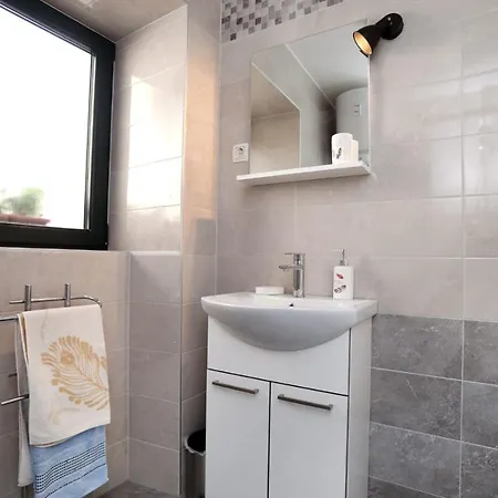 Mihaella Apartment *