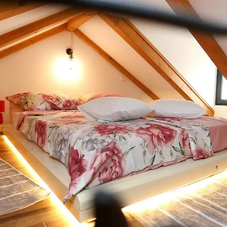 Mihaella Apartment *