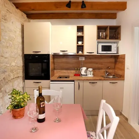 Mihaella Apartment