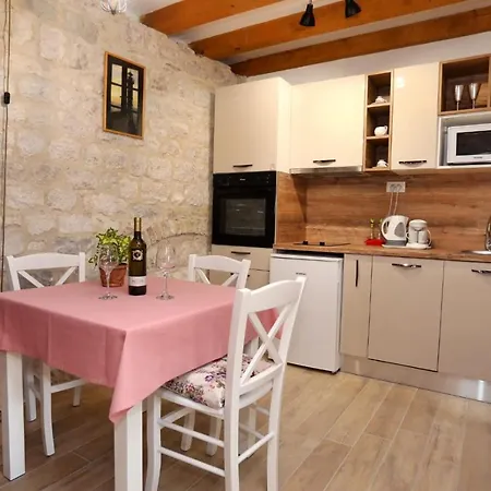 Mihaella Apartment